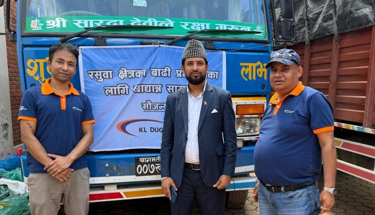 केएल दुगड ग्रुपद्वारा रसुवा बाढी प्रभावितलाई खाद्यान्न सहयोग