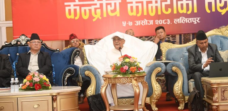 ओलीले एमाले बैठकमा ल्याए ‘नेतृत्व छोड्दै नछोड्ने’ प्रतिवेदन