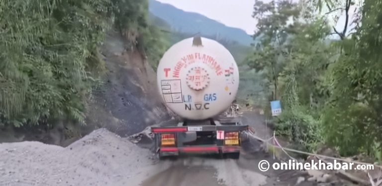 कृष्णभिरमा रोकिएका ग्यास बुलेट र हेभी सवारी पास गराइयो, बिहीबारबाट दुईतर्फी पूर्ण चल्ने