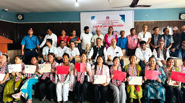 झापामा ३६ वर्षपछि २६ परिवारले पाए लालपुर्जा