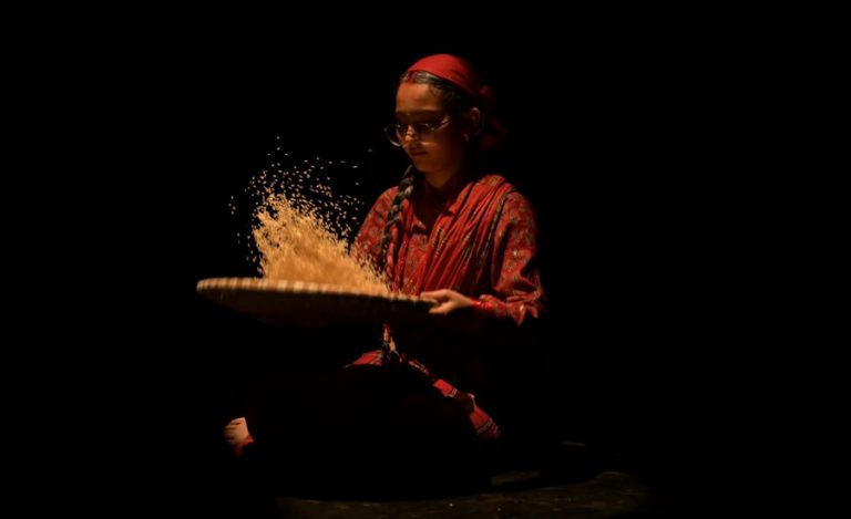 कुञ्ज थिएटरमा नाटक ‘लौरो’ मञ्चन, गाउँमा युवा रित्तिँदै गएको मर्मस्पर्शी कथा