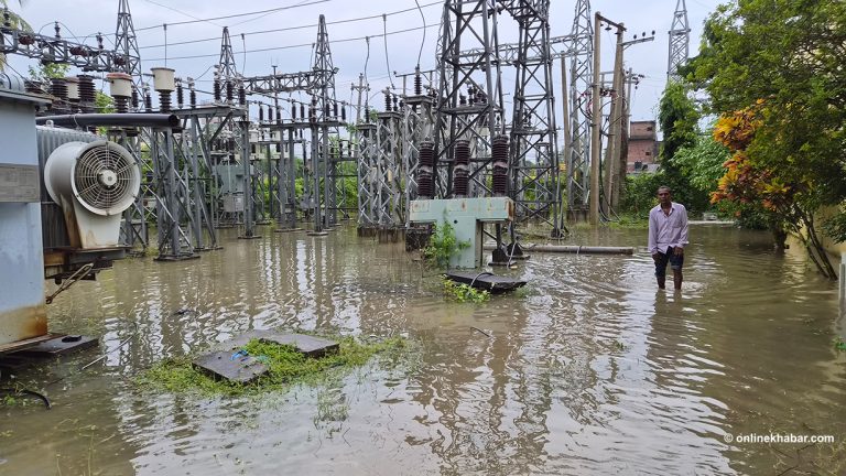 मलंगवा सबस्टेसनमा पानी पसेपछि १० पालिकामा विद्युत् अवरुद्ध