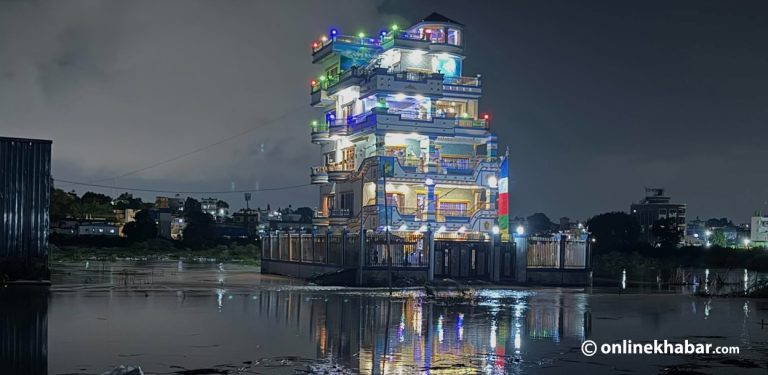मनोहरा खोलामा बाढी, किनाराका टहरा जलमग्न (तस्वीरहरू)