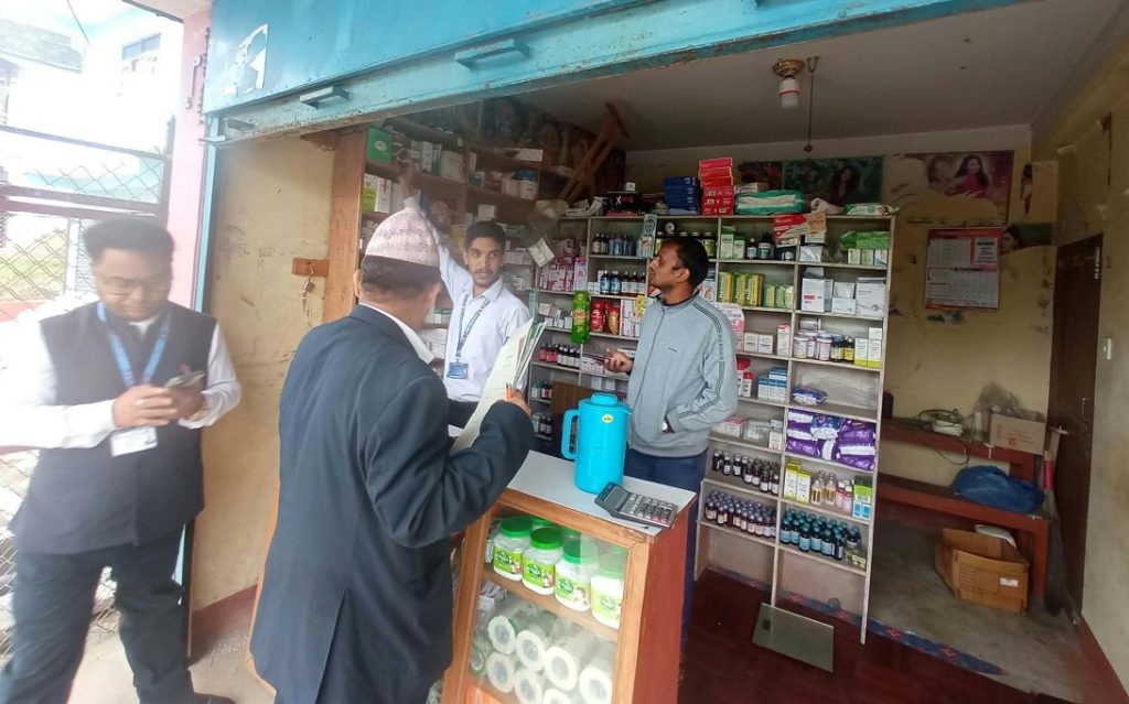 सिन्धुपाल्चोकमा औषधि पसल तथा निजी स्वास्थ्य संस्थाको अनुगमन, आधा दर्जनमा शिल
