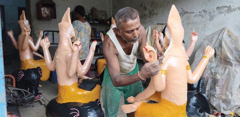 महेन्द्रकुमारलाई मूर्ति बनाउन भ्याइनभ्याइ