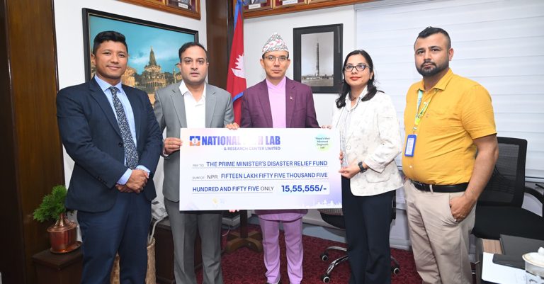 बाढीपीडितको सहयोगका लागि नेशनल प्याथ ल्याबले ‍दियो १५ लाख ५५ हजार