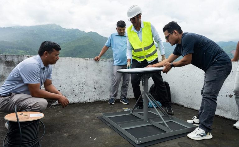 एनसेलले बाढी प्रभावित क्षेत्रमा स्याटलाइटमार्फत इन्टरनेट सेवा दिँदै