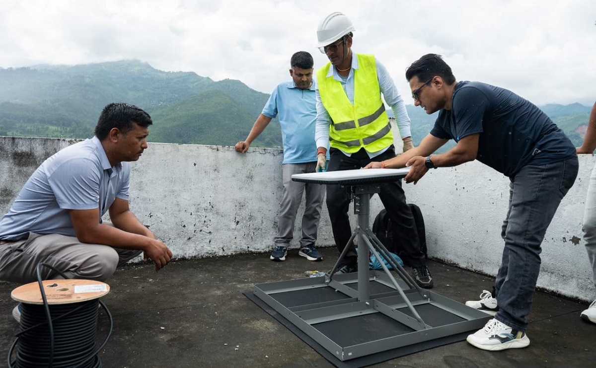 एनसेलले बाढी प्रभावित क्षेत्रमा स्याटलाइटमार्फत इन्टरनेट सेवा दिँदै