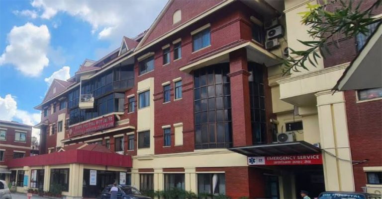 बाढी प्रभावितका लागि ॐ हस्पिटलले गर्‍यो १५ लाख सहयोग