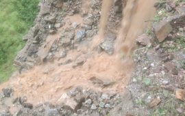 रातो पहाडमा सडक भासिँदा कर्णाली राजमार्ग पूर्ण रूपमा अवरुद्ध