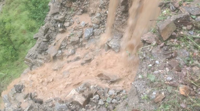 रातो पहाडमा सडक भासिँदा कर्णाली राजमार्ग पूर्ण रूपमा अवरुद्ध