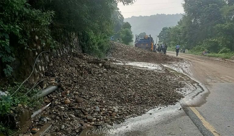 लेदो खसेपछि मुग्लिन-नारायणगढ सडक एकतर्फी