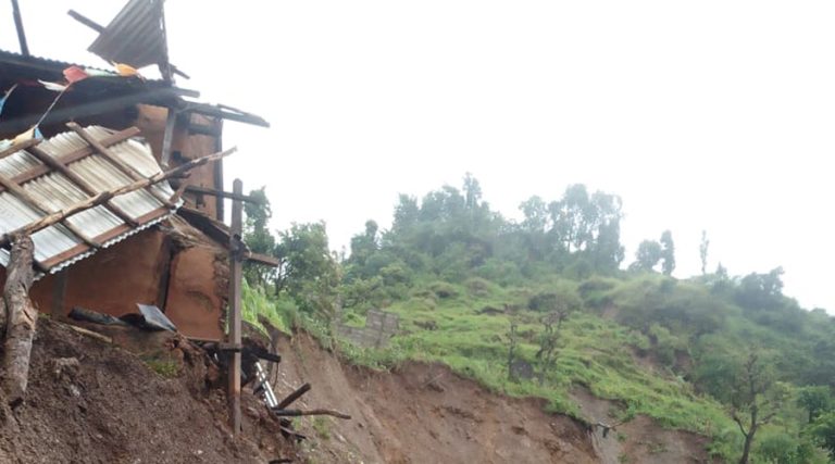 मकवानपुरमा पहिरोले दुई घरमा क्षति