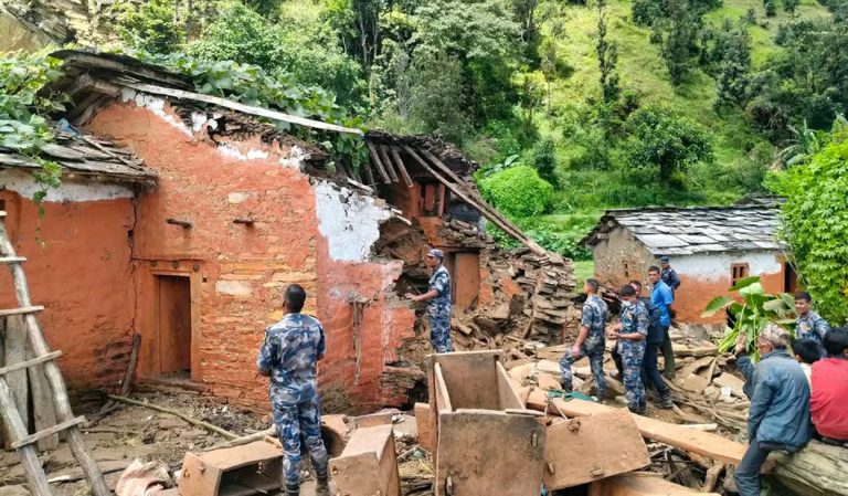 बैतडीको पुर्चौडीमा पहिरोले एक घरमा पूर्ण क्षति, १० घर जोखिममा