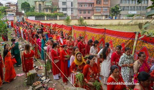 ऋषेश्वर मन्दिरमा व्रतालुहरूको भिड (तस्वीरहरू)