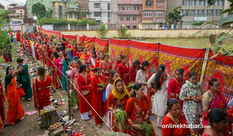 ऋषेश्वर मन्दिरमा व्रतालुहरूको भिड (तस्वीरहरू)