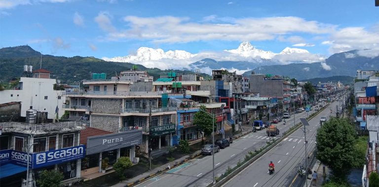 खुल्यो पोखराको आकाश,प्रष्ट देखिन थाले हिमशृङ्खला (तस्वीरहरू)
