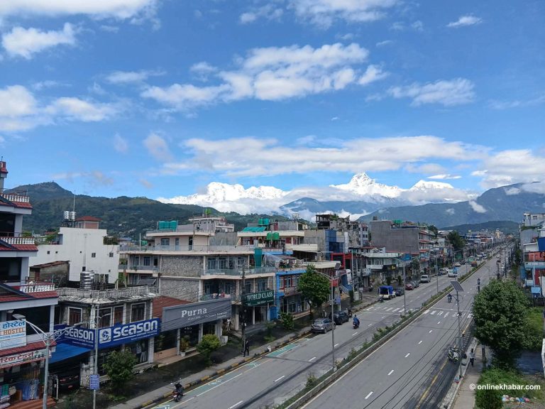 खुल्यो पोखराको आकाश,प्रष्ट देखिन थाले हिमशृङ्खला (तस्वीरहरू)