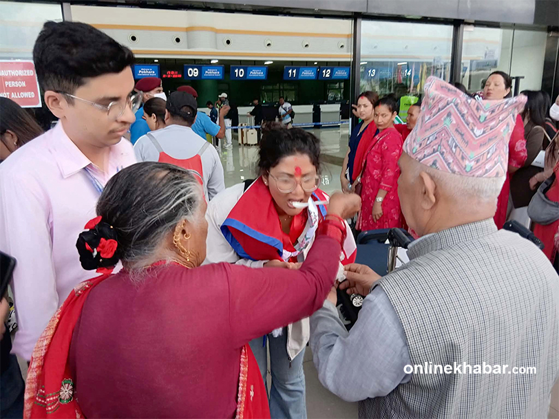 ११३ जना यात्रु बोकेर पोखरा आइपुग्यो फ्लाइ दुबई