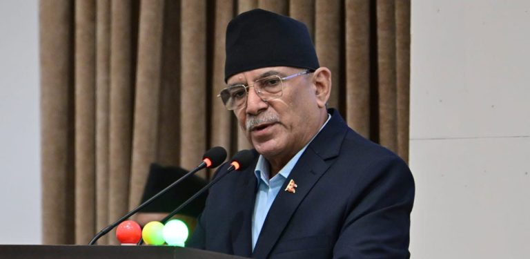 प्रचण्डको प्रश्न : प्रधानमन्त्री आउनुहुन्छ, कसैको अनुहार नहेरी जानुहुन्छ यो के तरिका हो ?