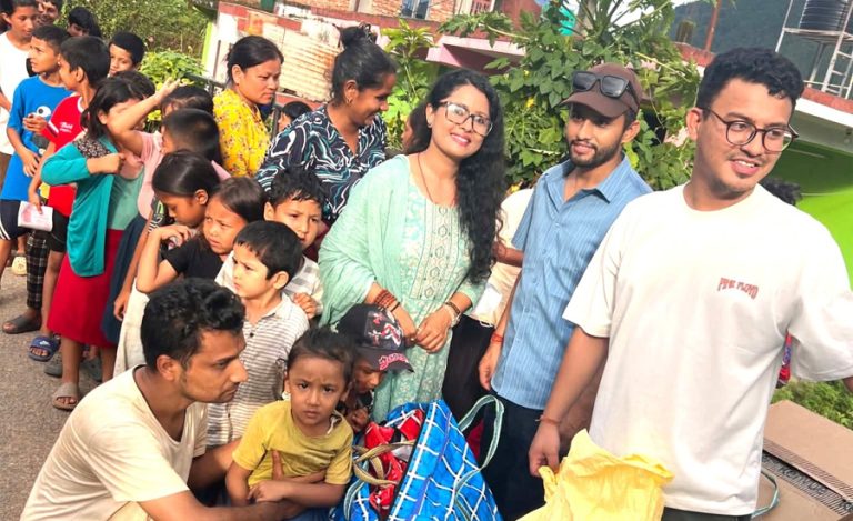 बाढी प्रभावित नुवाकोटमा अभिनेत्री रजनीको स्वास्थ्य शिविर