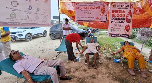 बाढी प्रभावितको उपचारमा रगत अभाव हुन नदिन ढल्केवरमा रक्तदान