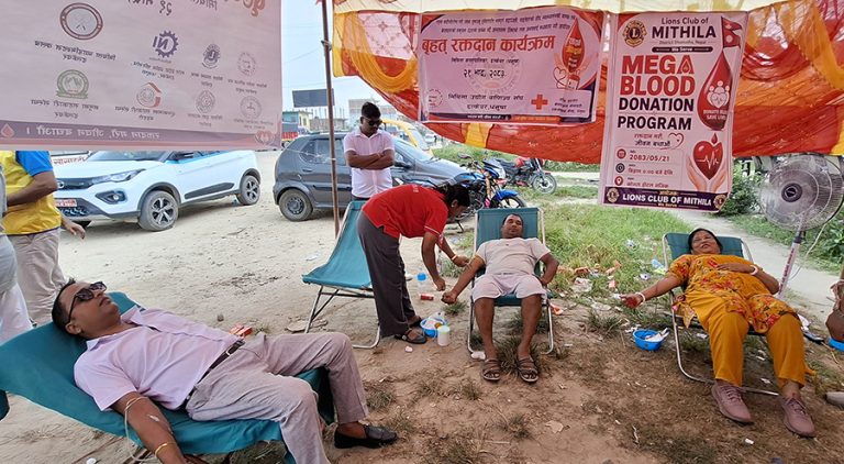 बाढी प्रभावितको उपचारमा रगत अभाव हुन नदिन ढल्केवरमा रक्तदान