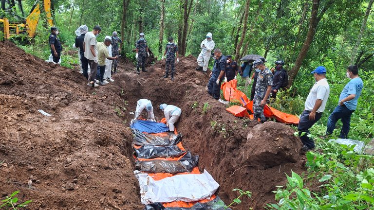 भोटेकोशीको बाढीमा मृत्यु भएका ७ जनाको शव पाल्पामा व्यवस्थापन
