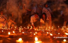 बाढीमा परी निधन भएकाको सम्झनामा दीप प्रज्वलन (तस्वीरहरू)
