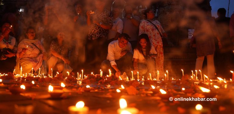 बाढीमा परी निधन भएकाको सम्झनामा दीप प्रज्वलन (तस्वीरहरू)