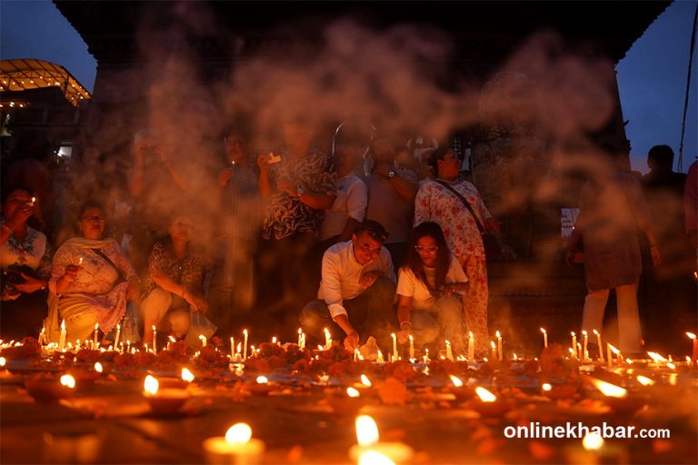 बाढीमा परी निधन भएकाको सम्झनामा दीप प्रज्वलन (तस्वीरहरू)