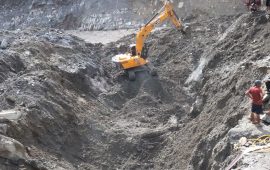सुरुङको उत्खननमा थपिंदै एक्स्काभेटर