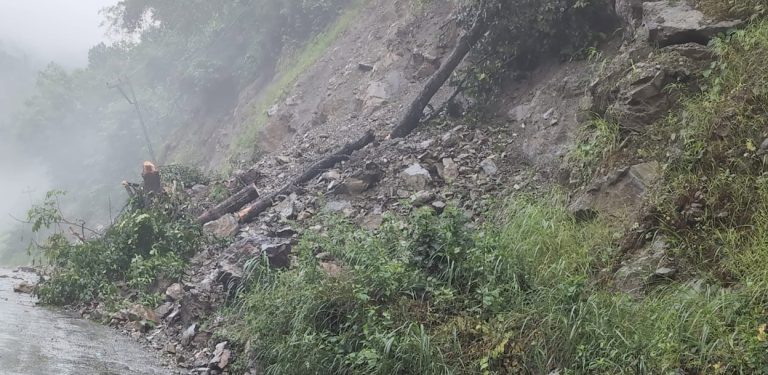 नारायणगढ-मुग्लिन सडक खुल्यो, पृथ्वी राजमार्गमा पहिरो पन्छाइँदै 