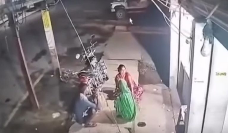 अस्पतालले भर्ना लिएन, वविताले फुटपाथमै बच्चा जन्माइन्