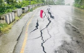 मुग्लिन-नारायणगढ खण्डको सिमलतालमा सडक भासियो