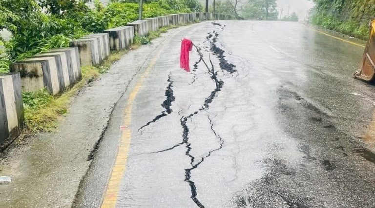 मुग्लिन-नारायणगढ खण्डको सिमलतालमा सडक भासियो