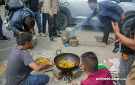 ग्यास नपाएको भन्दै सडकमै खाना पकाएर विरोध (तस्वीरहरू)