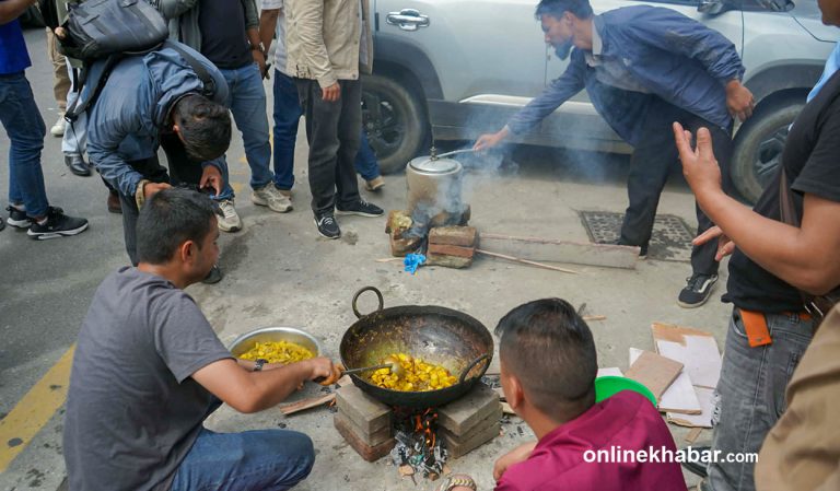 ग्यास नपाएको भन्दै सडकमै खाना पकाएर विरोध (तस्वीरहरू)