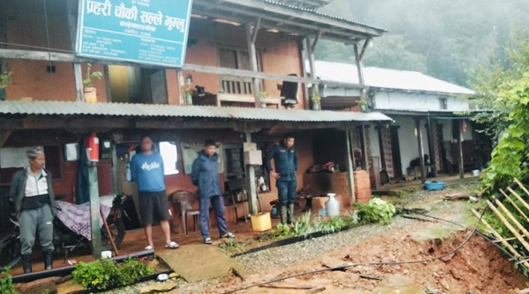 पहिरोको जोखिममा काभ्रेको सल्ले प्रहरी चौकी