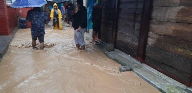 सेतीवेणी बजारका बाढी प्रभावित २६ परिवारलाई विद्यालयमा सारियो