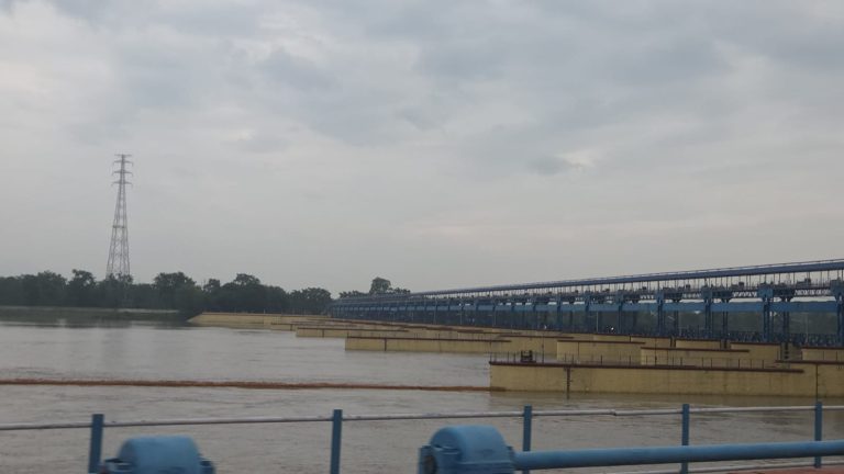 महाकालीमा पानीको बहाबले नाघ्यो खतराको तह