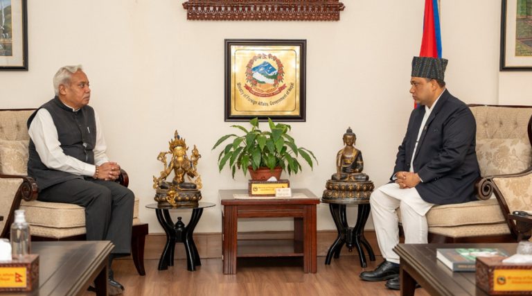 भारतीय राजदूत श्रीवास्तवले गरे परराष्ट्रमन्त्री खनालसँग बिदाइ भेट