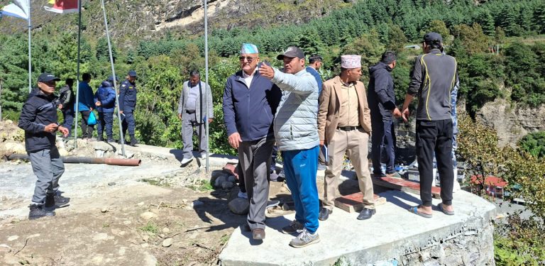बाढी प्रभावित मनाङमा मुख्यमन्त्री पाण्डे 