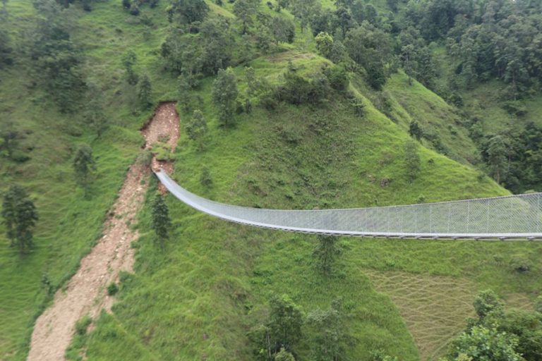 पहिरो नहटाउँदा स्याङ्जाको साउन्दी झोलुङ्‍गे पुलबाट आउजाउ गर्न समस्या