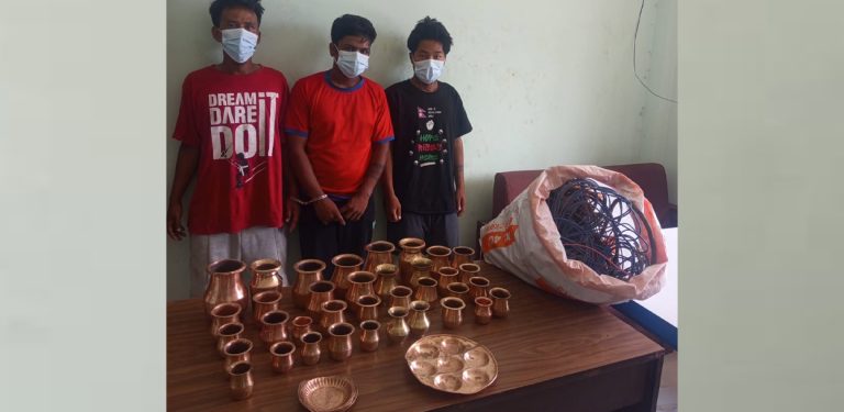 तामाका भाँडा चोरी आरोपमा ३ जना पक्राउ