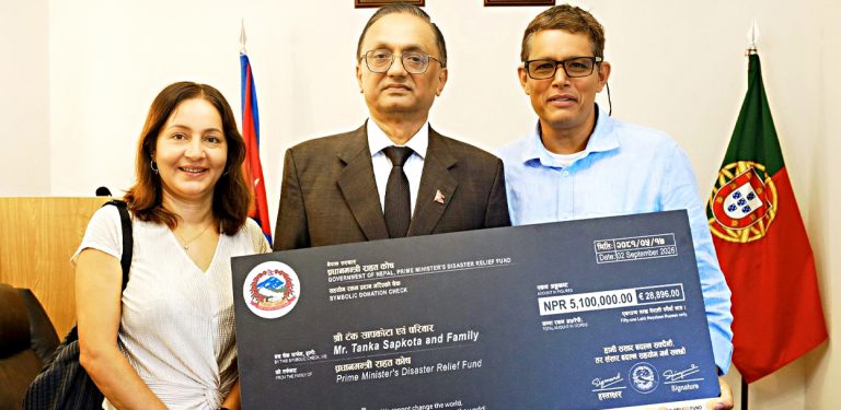 भोटेकोशी बाढीपीडितका लागि सेफ टङ्क सापकोटाले गरे ५१ लाख सहयोग