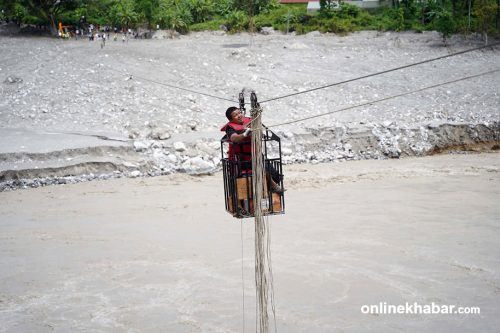नुवाकोटमा तुइनबाट बोक्न थालियो राहत र औषधि (फोटो फिचर)