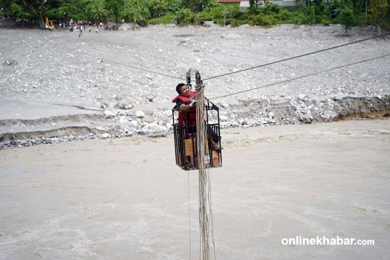 नुवाकोटमा तुइनबाट बोक्न थालियो राहत र औषधि (फोटो फिचर)