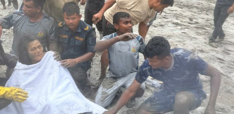 बाढीमा पुरिएको घरबाट एक महिलाको उद्धार