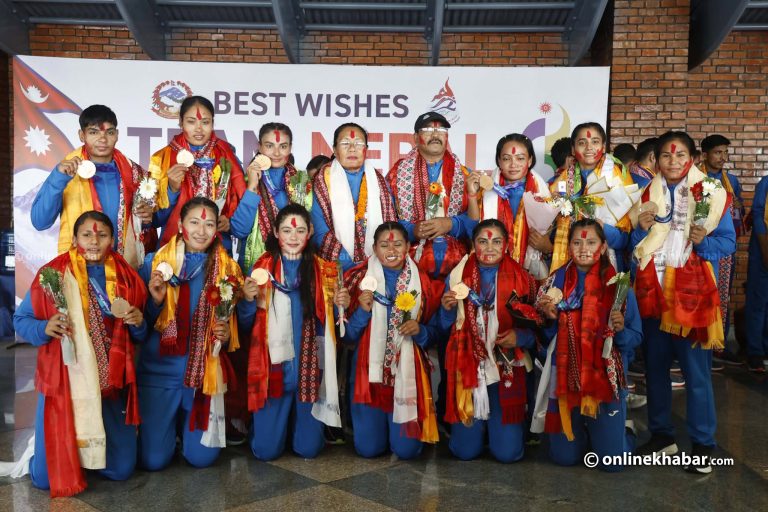 पदक विजेता महिला कबड्डी टोली स्वदेश फिर्ता (तस्वीरहरू)